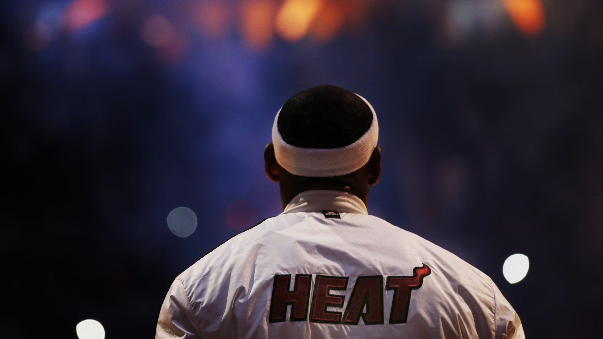 NBA裁判接受媒体深度采访:揭秘哨音背后的0.1秒抉择。,篮球裁判哨声mp3